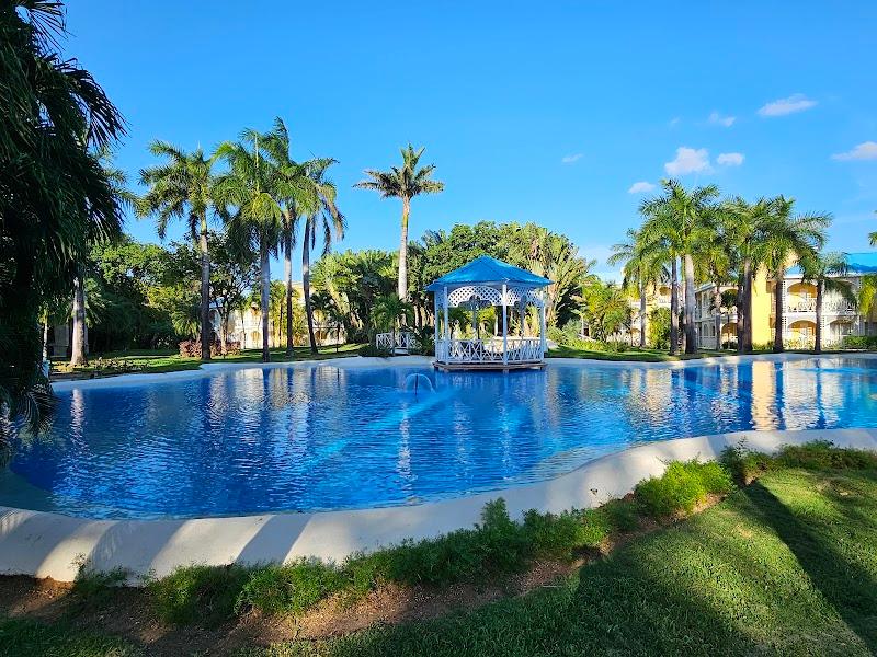 Royal Hideaway Playacar thumbnail 3
