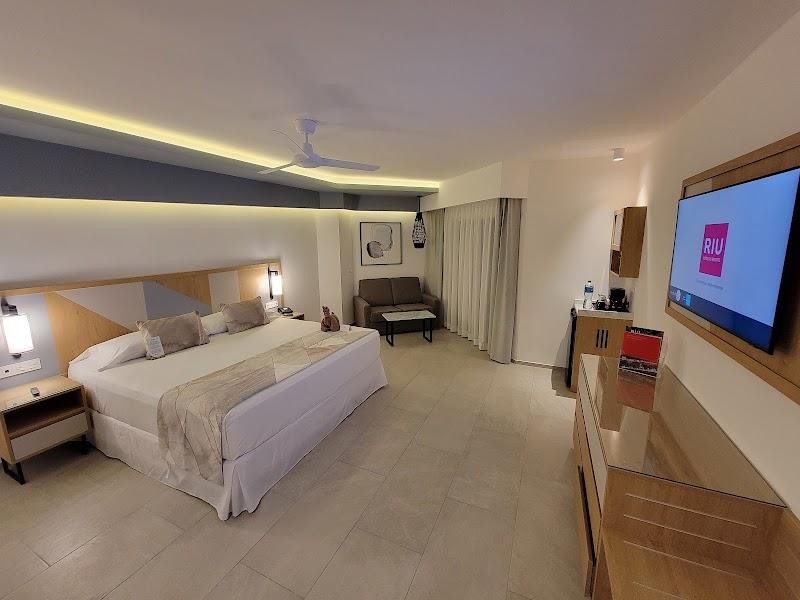 Hotel Riu Palace Peninsula thumbnail 2