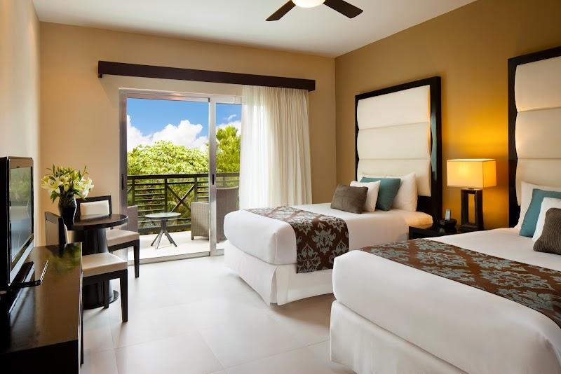 The Fives Beach Hotel & Residences thumbnail 2