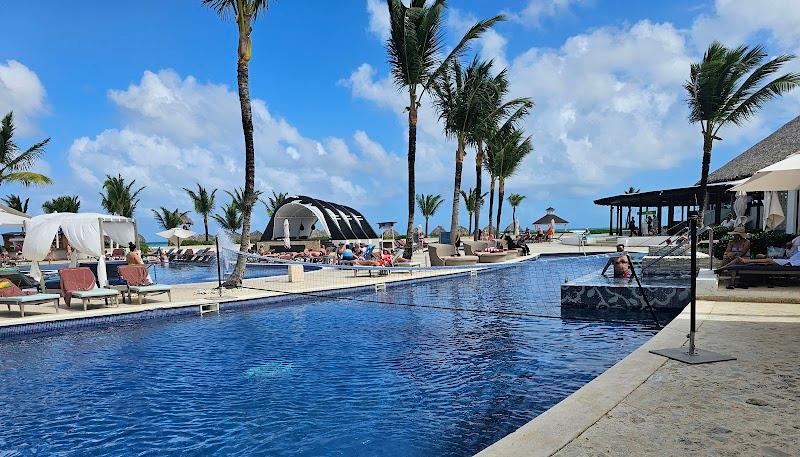 Royalton CHIC Punta Cana thumbnail 3
