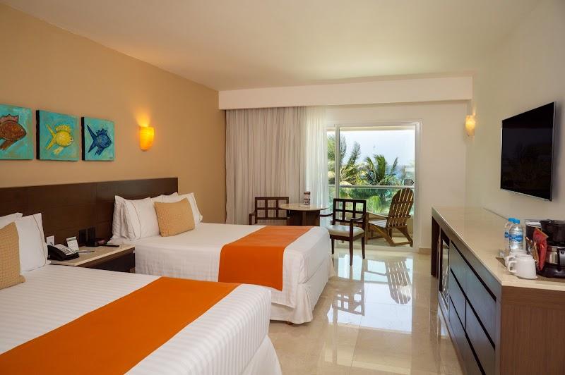 Flamingo Cancún All Inclusive thumbnail 2