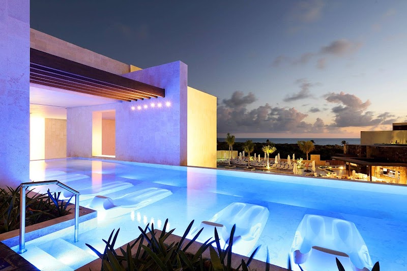 TRS Coral Hotel thumbnail 3