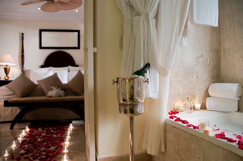 Royal Hideaway Playacar thumbnail 2