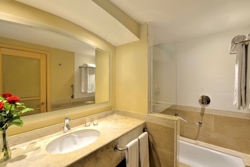 Iberostar Waves Rose Hall Beach thumbnail 4