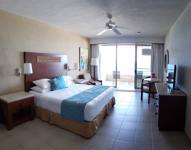 Gr Solaris Lighthouse Los Cabos thumbnail 2