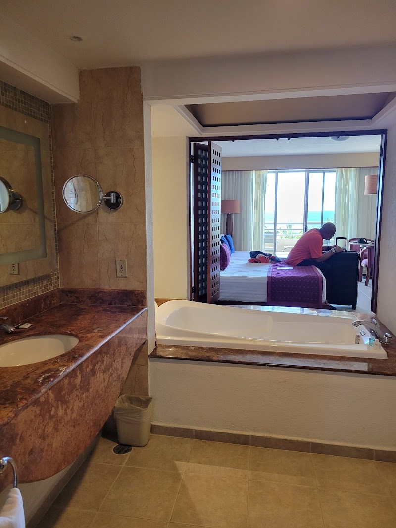 Gr Solaris Lighthouse Los Cabos thumbnail 4