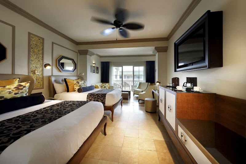 Grand Palladium Lady Hamilton Resort & Spa thumbnail 2