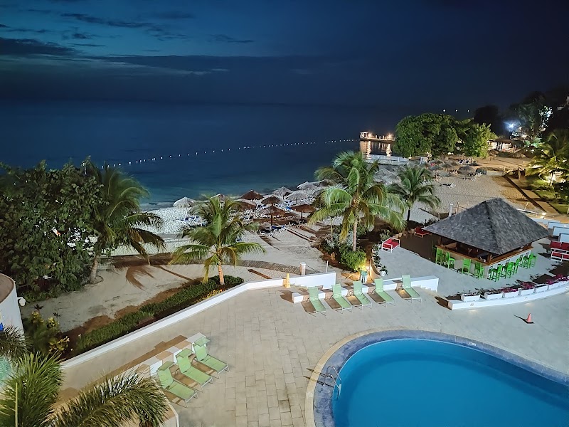 Grand Decameron Cornwall Beach, A Trademark All-Inclusive Resort thumbnail 3